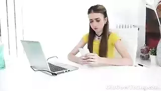 المدير أشيب الشعر يمارس الجنس بقوة مع مهبل المساعدة المراهقة الضيق