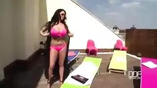 الفتاة الشهوانية تتوسل لنيك عميق بين ثدييها وتحصل عليه