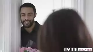 فعل خشن في المطبخ: فحل أسمر يملأ فرج الفتاة البيضاء