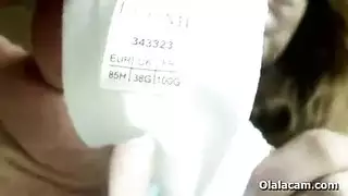 ثديان ضخمان، ذروة كبيرة: فتاة الكام تجعل نفسها تبلغ من خلال اللعب بالحلمات