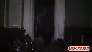 حارسات فرنسيات يقمن بالجنس الفموي ويُدقّن في الرواق