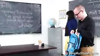 احتجاز المعلمة: تلميذ يمارس الجنس مع حلقها وشرجها الضيق