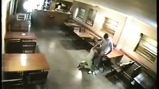 مغامرة جنسية بعد إغلاق المقهى: تصوير سري مع زبونة مثيرة