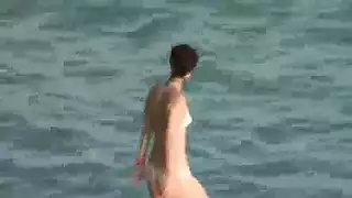 كاميرا خفية تلتقط زوجة السائح الجذابة تمارس الجنس على الشاطئ