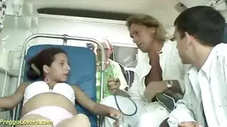 حوامل جامدة تنزل عربات الإسعاف في فيلم إباحي