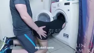 امرأة ناضجة تخدم قضيب ابن زوجها الصلب بفمها الخبير