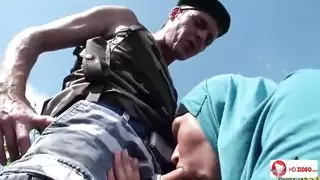 شاب هيجانه بيفشخ كس بنت جميله