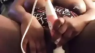 قضيب أسود كبير يأخذ كل ثقوبها الضيقة