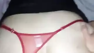 أم ناضجة مشحمة في جوارب تركب القضيب بمهارة