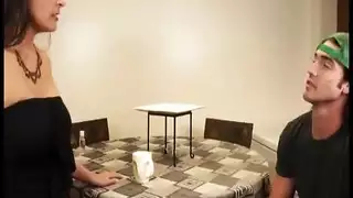 ثديي المدلكة الشابة يغطيهما المني خلال الجلسة