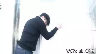 فتاة لطيفة ذات شعر ذهبي عارية في وضع هزلي لأن صديقها أراد ممارسة الجنس الساخن