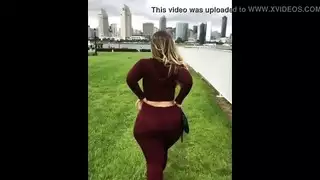 بطلة مثيرة تأخذ ضربات قوية في الجاكوزي