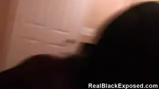 شاب منفرد يستمني أمام قضيب ضخم في دورة المياه