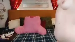 ثلاثي مقرن يمص ويمارس الجنس على الركبتين بجانب المسبح