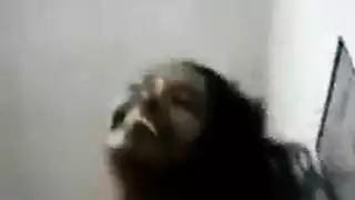 عاجزة مالية تأخذ أنبوبًا خشنًا من سباك مثير