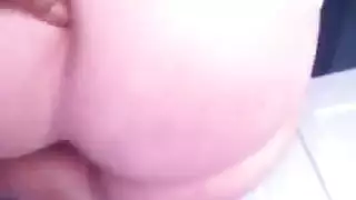 مؤخرة فتاة بيضاء سمينة تمسك قضيب أسود ضخم في ركوب خشن على طريقة الحصان