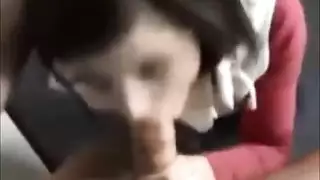 مراهقة تستعرض وتتناول قضيبًا صلبًا