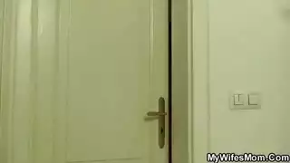 نيك برسوم متحركة صريح: مؤخرة ناضجة ودفعات شابة