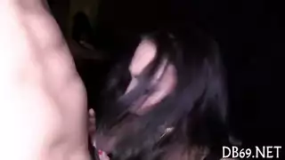 عاهرة مترجمة تخدم رجل أجنبي في شريط جنسي صريح