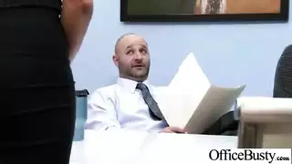 فتاة إثيوبية جميلة تأخذ قضيبًا غليظًا في طيزها