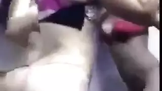 ثنائي عاهر يمارس الجنس مباشرة على الكاميرا من أجل إمتاعك