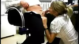 جنس خشن على المكتب: المدير يملأ فتحة سكرتيرته الضيقة