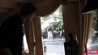 عاهرة متوشومة تُدمر بقضيبين