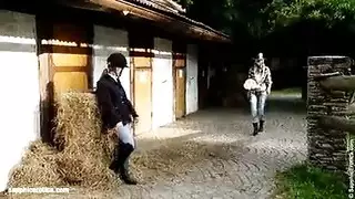 سكس سحاق في الحظيرة: بنات تمارس الجنس عالي الدقة