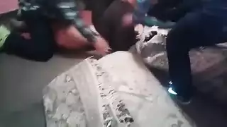 أربعة شباب يعطون أم محجبة جماع شرجي عنيف