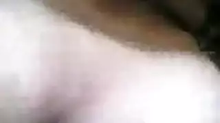 اللسان العميق في المؤخرة يُطلق أنين الغازات