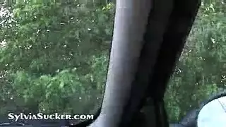 أسرت في الغابة: أجبرت على أخذ عدة أعضاء ذكورية في الطبيعة