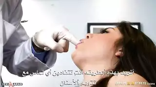 طبيب أسنان مثير يمارس الجنس مع مريضة على الكرسي