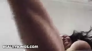 مستثيرة جنسياً في الأماكن العامة تأخذ قضيب غريب لممارسة سريعة في متجر البقالة