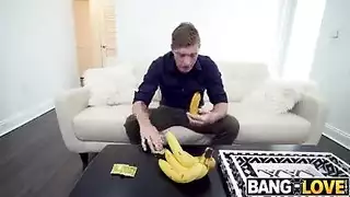 أمهات عاهرة بصدر كبير تجذب ابنها لمشهد جنسي عائلي