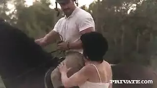 جنس في الإسطبل: مدربة مثارة تركب فحلاً عضلياً صلباً