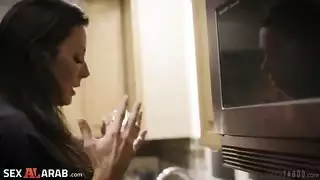 رغبات العائلة المحظورة: أم وابنة في جنس شرجي ثلاثي