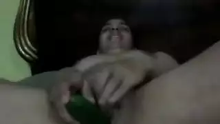 ديلدو ضخم يملأ كسًا محتاجًا بعنف وعمق