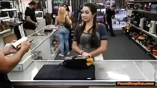 طالبة محتاجة تمارس الجنس مقابل المال في لقاء إباحي بالمحل