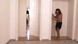 تجسس محرم: خيال الحمام يتحول إلى سكس صريح