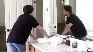 الأم الزوجة المثيرة تستسلم لكسها وطيزها من أجل قضيب ابن زوجها