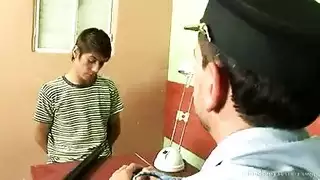 ضرب تحت الحراسة: ضابط يملأ فتحة المشتبه به