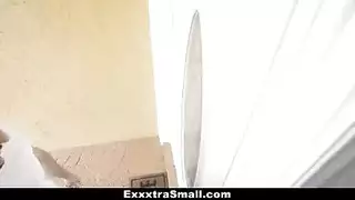 شقراء مراهقة تتعرض للجماع على الوجه والتغطية