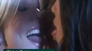 الفتاة الشقراء تأخذ قضيبًا ضخمًا مقاس 86 بوصة بعمق في فيلم إباحي صريح