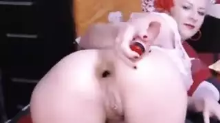 شقراء حمراء بشعر مجعد تتباهى بمؤخرتها المستديرة الكبيرة