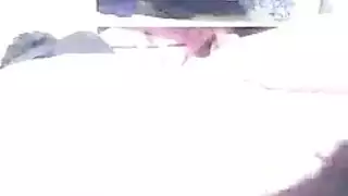 عاهرة ترتدي اللاتكس ترقص وتأخذ عدة قذف في فمها لأجل المال