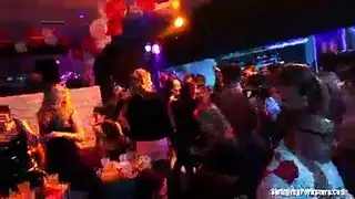 ثلاثية مثلية إباحية: عاهرات تستحم باللسان