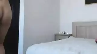 غالبًا ما تمارس الفتاة المراهقة الجميلة وصديقها المهووس الجنس أثناء وجود والديهما في العمل