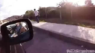 جنس علني في السيارة: قضيب ضخم يقذف داخلياً في الموقف