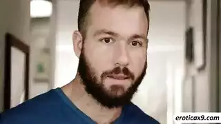 وجه مفاجئ يُمارس عليه الجنس بقضيب عملاق غير مختون