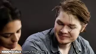 حلق عميق منفرد: الطالب يجبر قضيبًا سميكًا للداخل